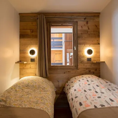 Les Brigues - Avec Vue Sur La Montagne Et Acces Aux Pistes